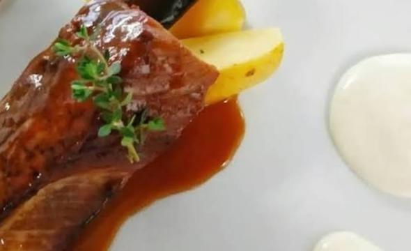 El Parador de Corias sirve una receta de costilla en las Jornadas Gastronómicas de la Ternera Asturiana