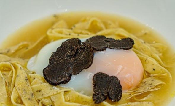 Sopa de Cocido con tallarines de trufa y huevo a baja temperatura