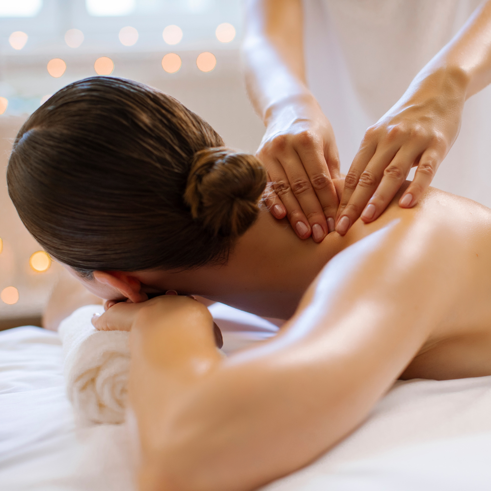 Imagen decorativa de una mujer recibiendo un masaje relajante