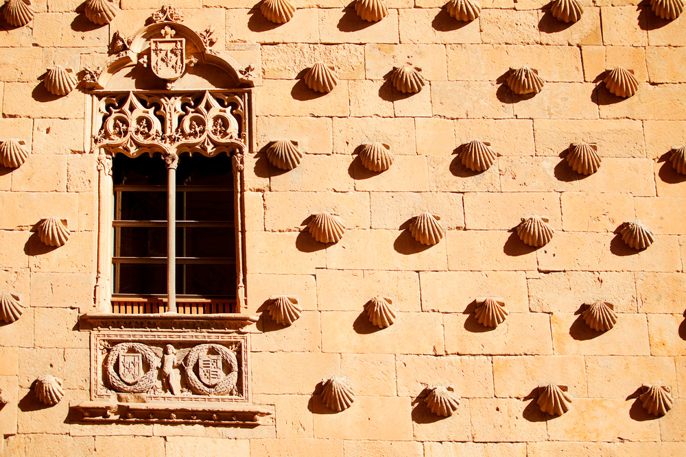 Fachada de la casa de las conchas en la ciudad de Salamanca